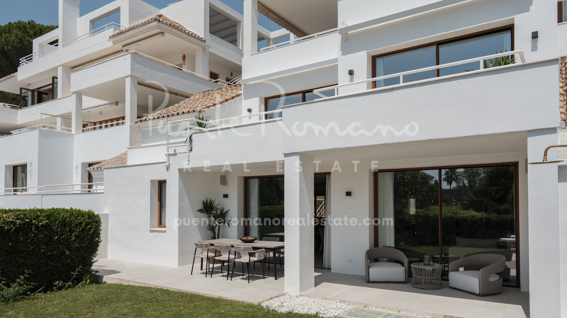 Excepcional dúplex con jardín en Alcores del Golf, Nueva Andalucía