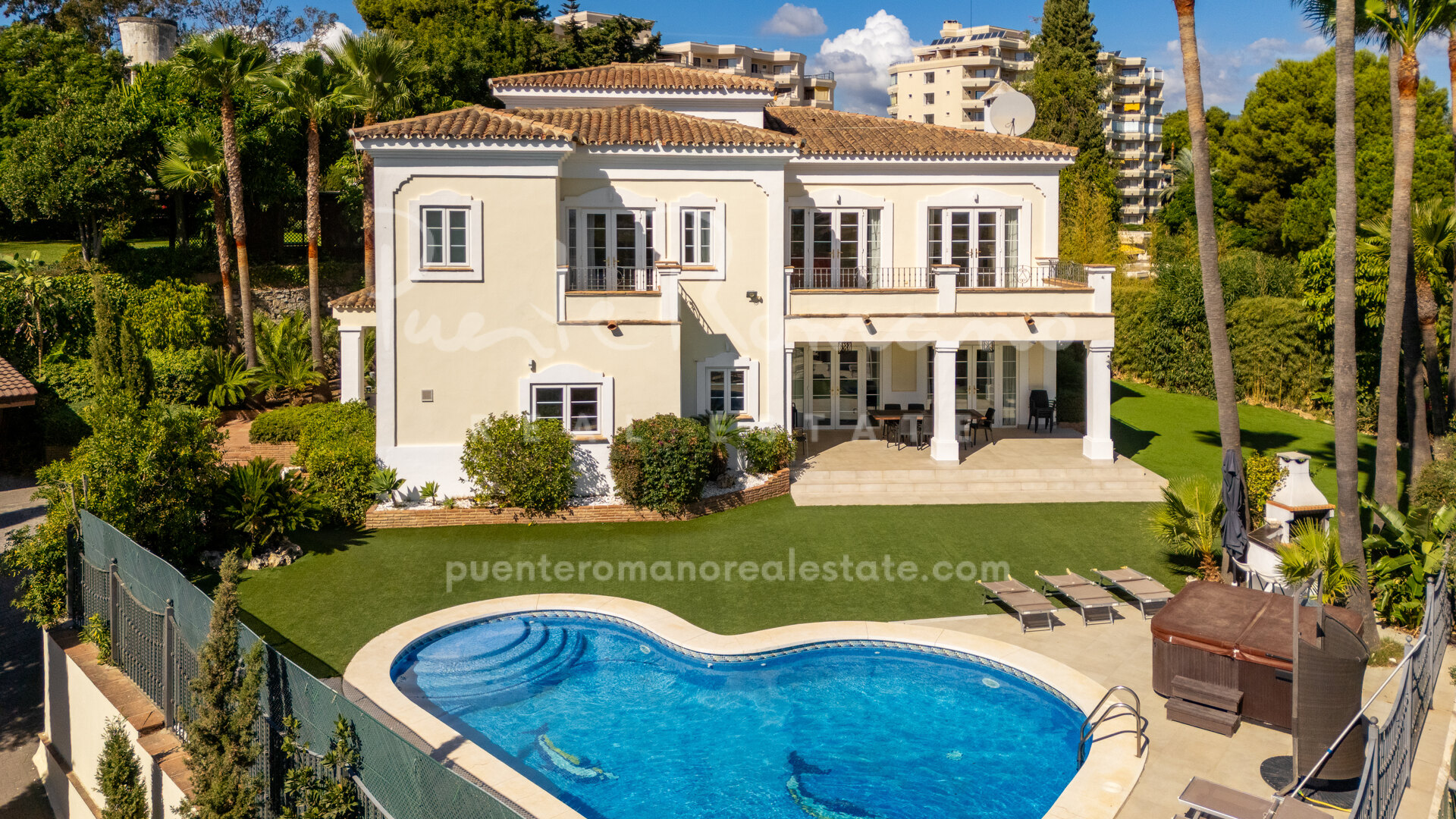 Villa a buen precio con vistas al mar y al campo de golf Atalaya