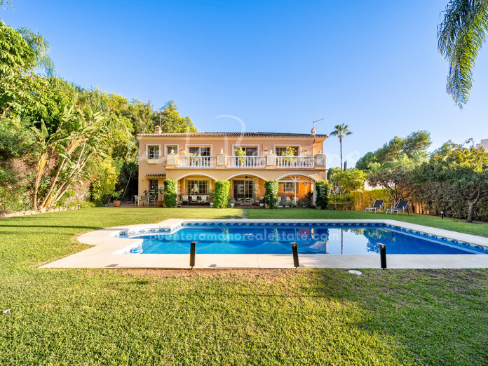 Mediterranean-style villa with a mature garden and excellent potential in Atalaya de Río Verde
