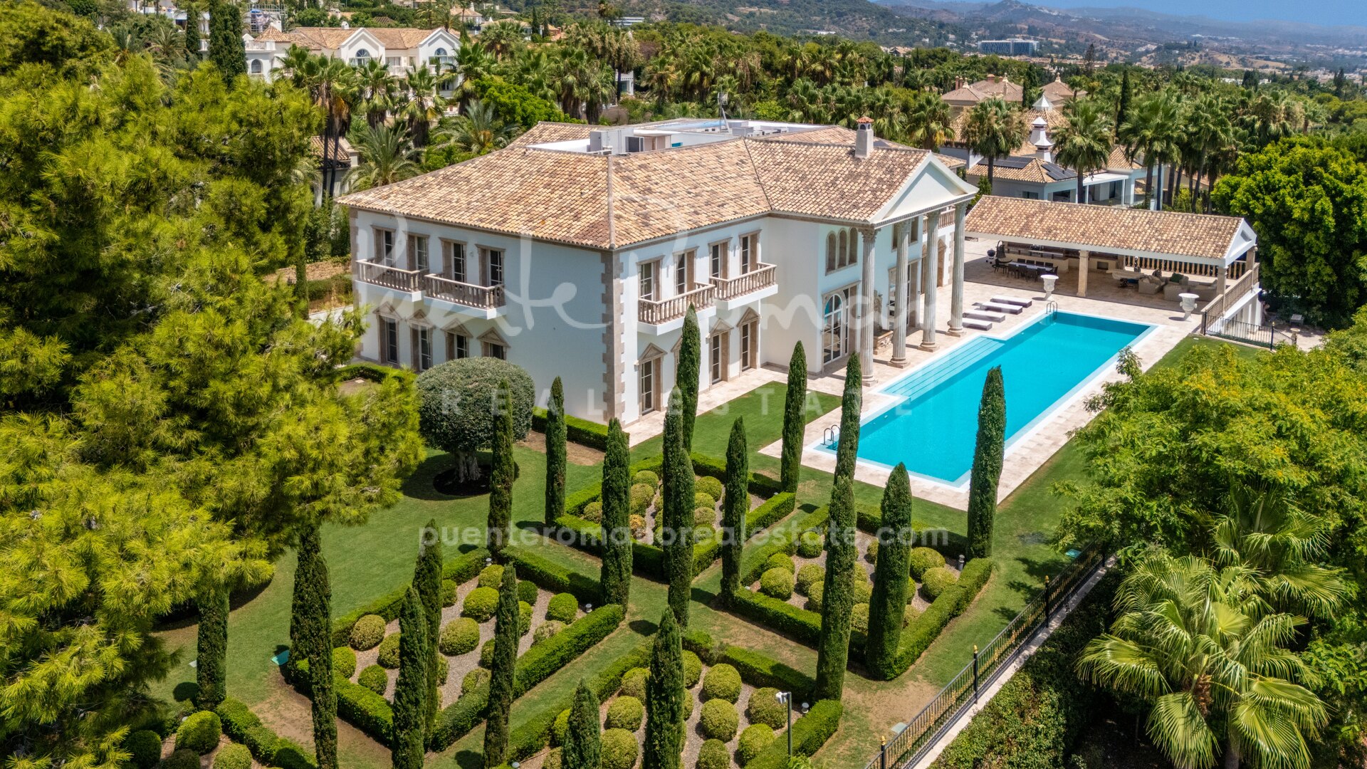 Villa Sinfonía - Excepcional villa de lujo sobre una exclusiva parcela doble en Sierra Blanca, con amplias y atractivas vistas abiertas