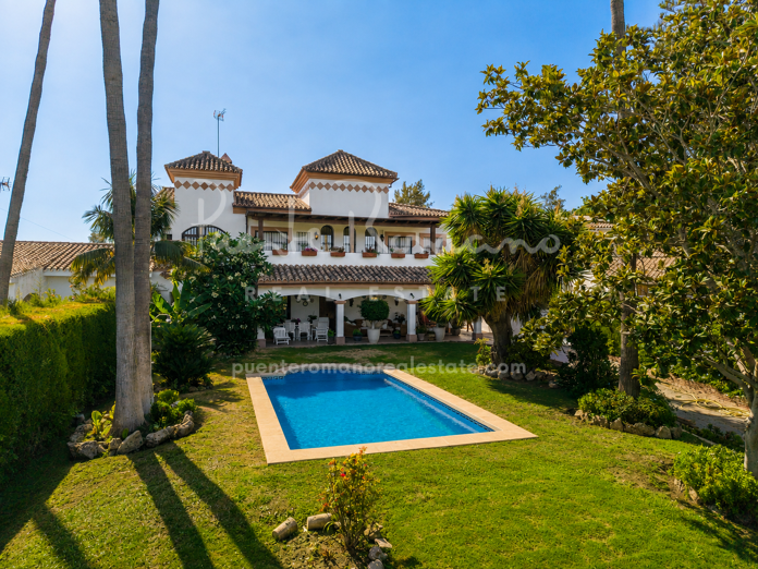 Villa Aloha Green: Exceptional refurbishment opportunity frontline to Aloha Golf
