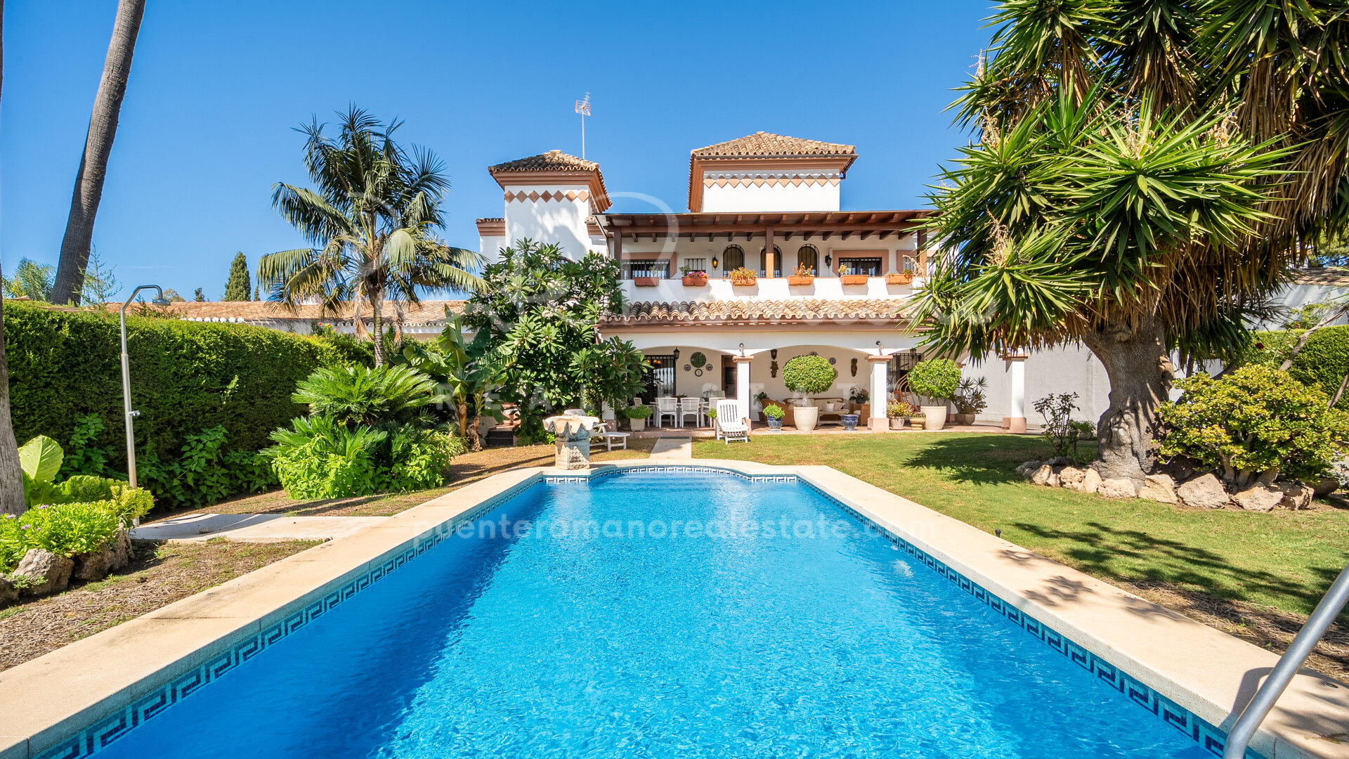 Villa Aloha Green: Exceptional refurbishment opportunity frontline to Aloha Golf