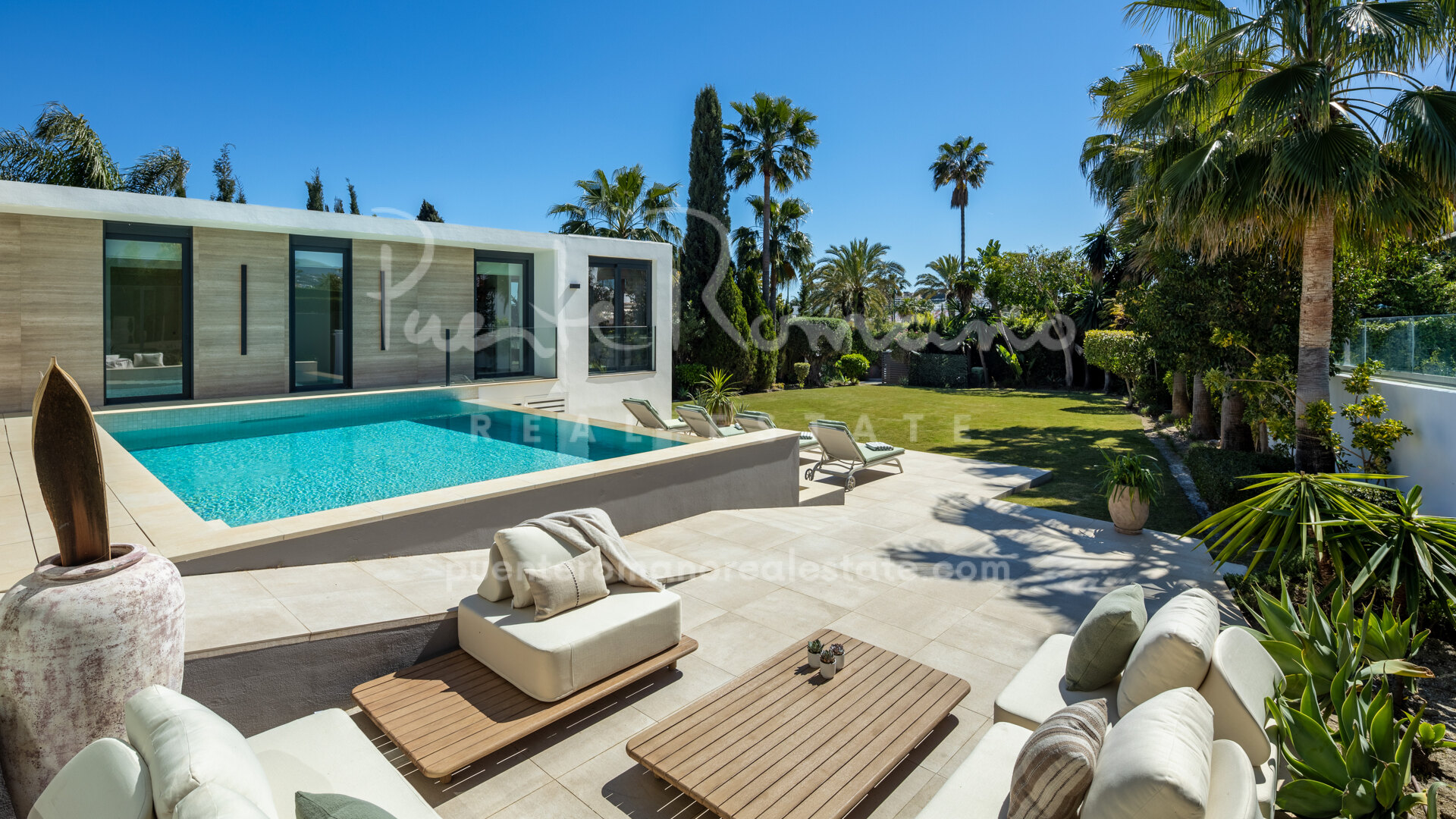Villa Splash a modern villa in the gated community of Parcelas del Golf