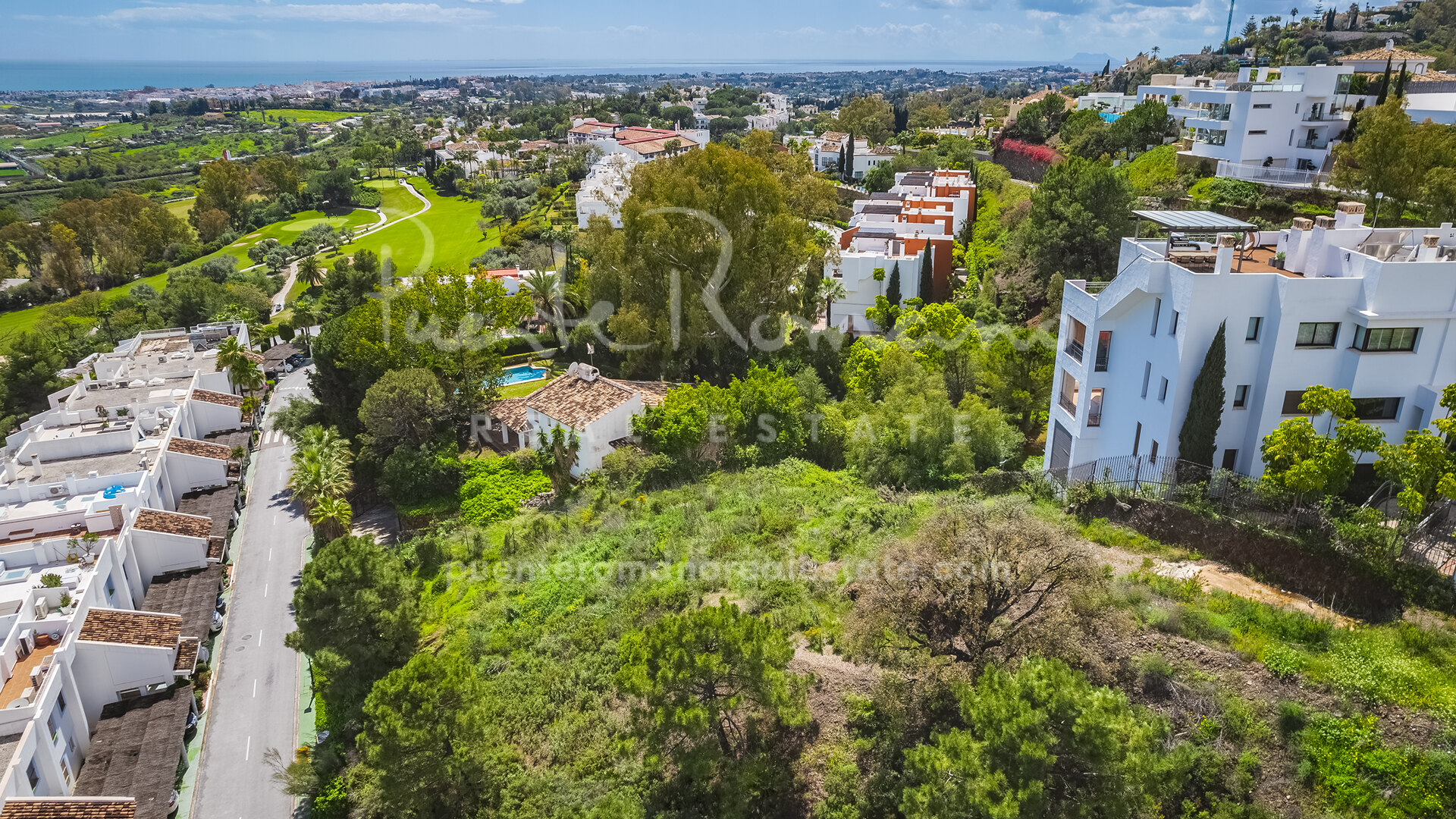 Parcela con proyecto y licencia de obra en El Herrojo, Benahavís