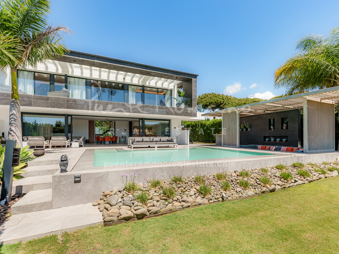 Villa Marina, a modern luxury villa with panoramic views in Las Brisas