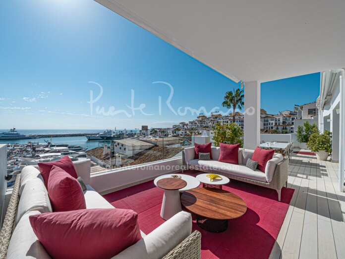 Penthouse in Puerto Banús with breath-taking views of the sea and marina