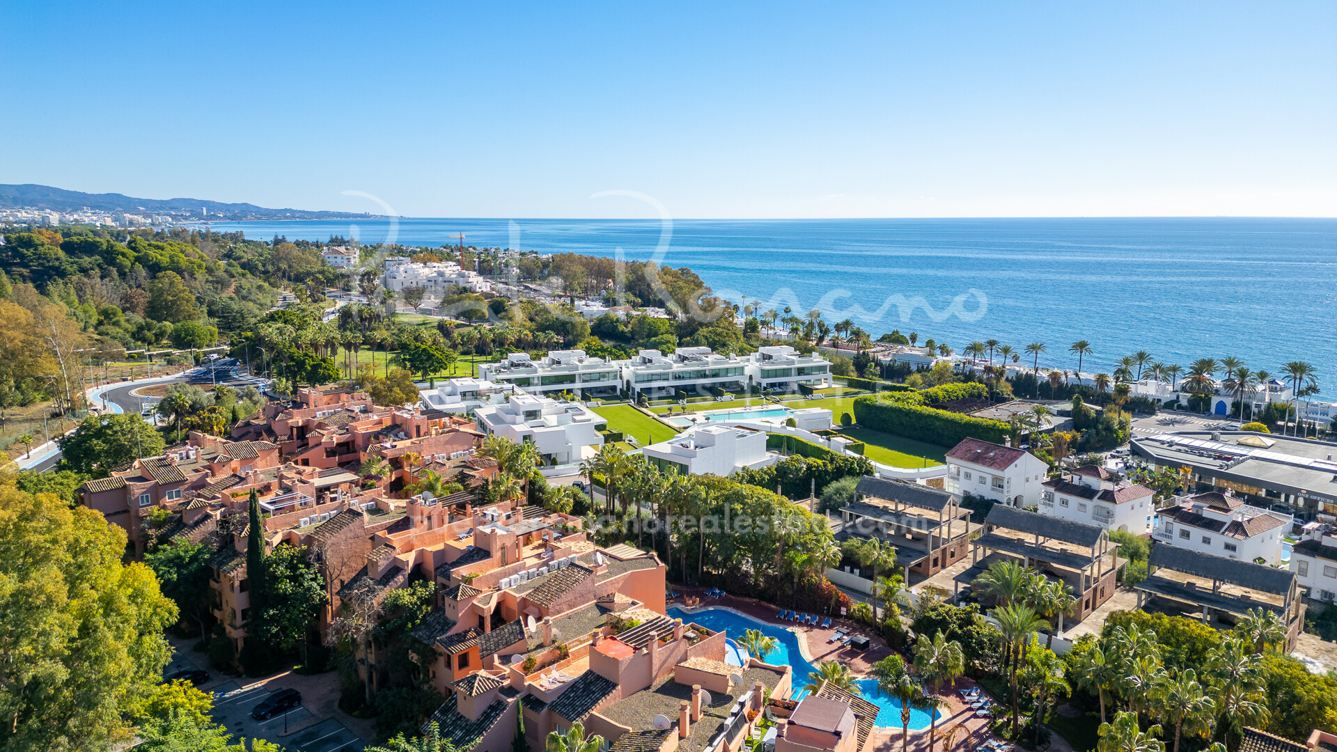 Amplio apartamento en Oasis de Marbella, a pocos pasos de los servicios y la playa