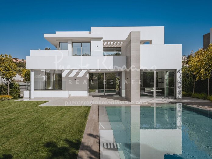 Moderna villa de 5 dormitorios en El Paraíso, en Estepona Este