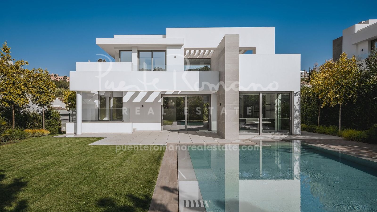 Modern 5-Bedroom villa in El Paraíso, in Estepona East