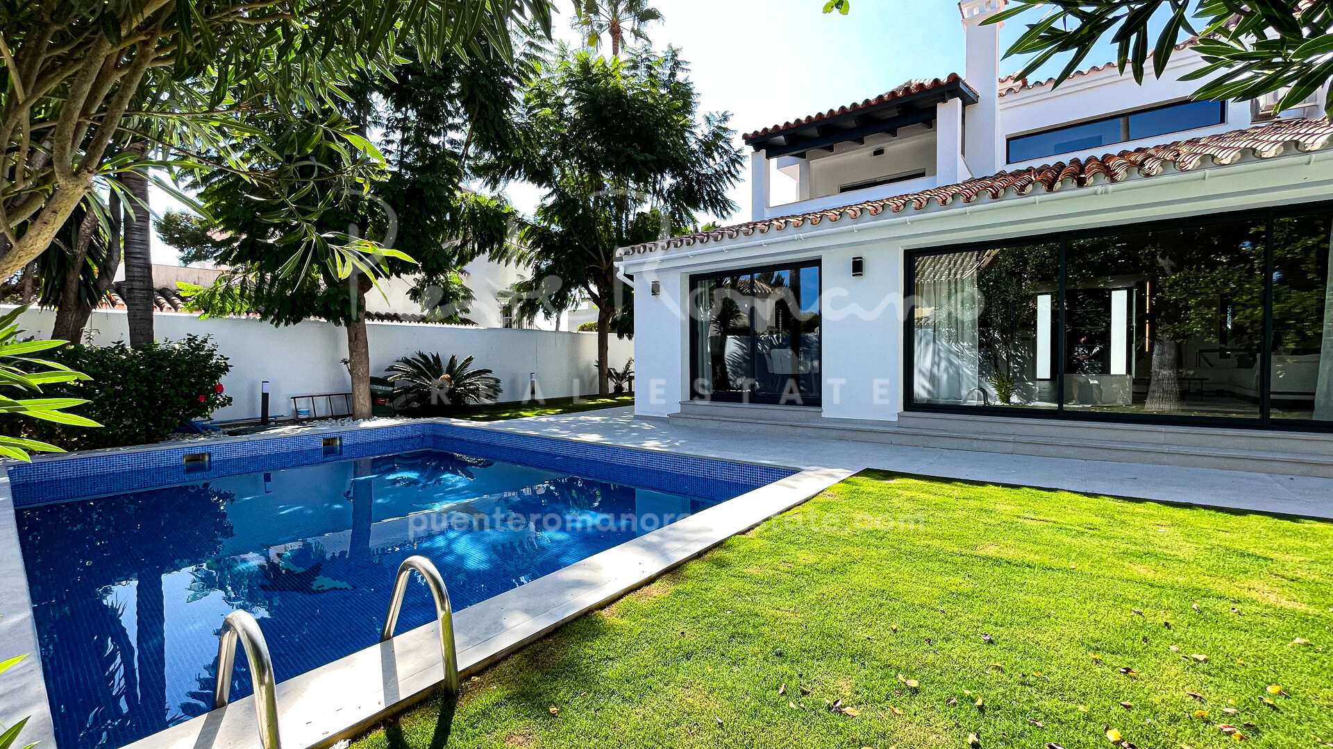 Modern villa with great rental potential near Puerto Banús, amenities and the beach