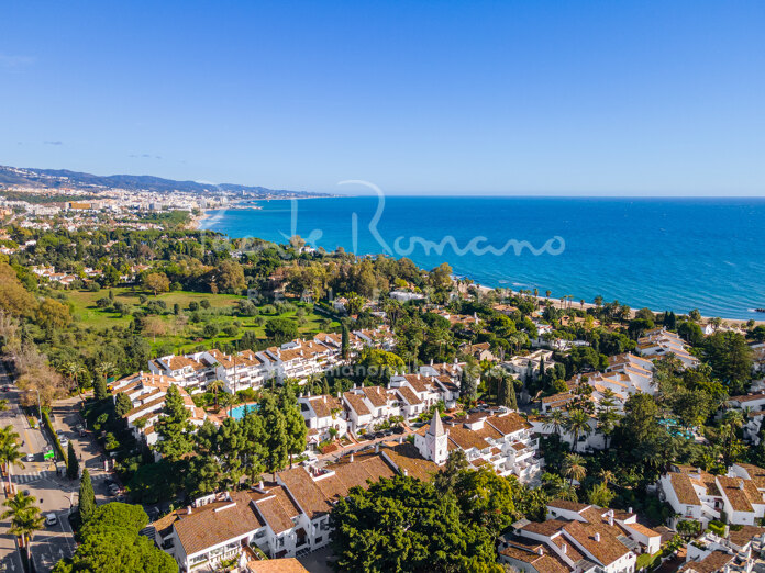 Beautiful beachside penthouse with a spacious terrace in Puente Romano II, in the heart of Marbella’s Golden Mile