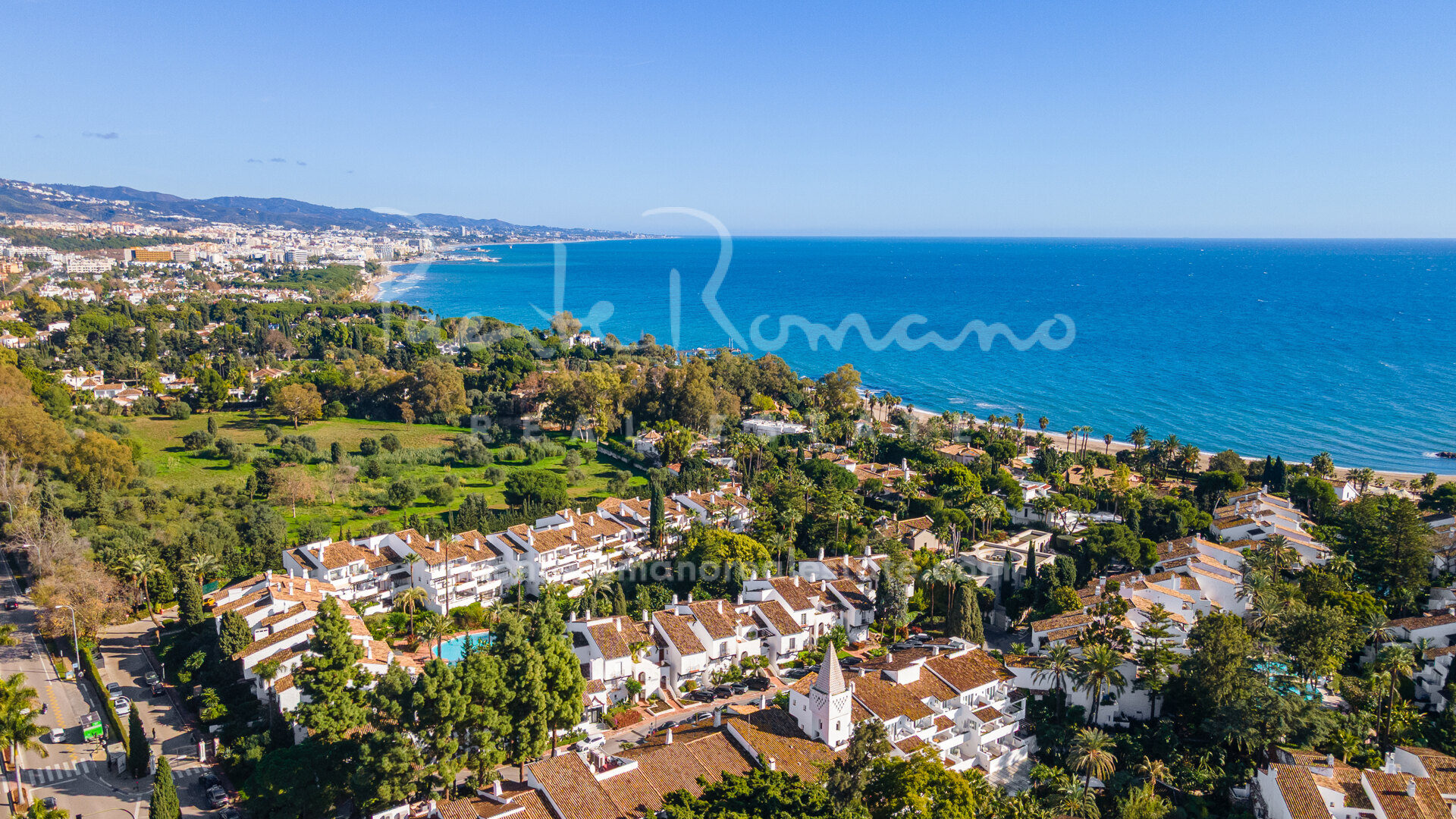 Beautiful beachside penthouse with a spacious terrace in Puente Romano II, in the heart of Marbella’s Golden Mile