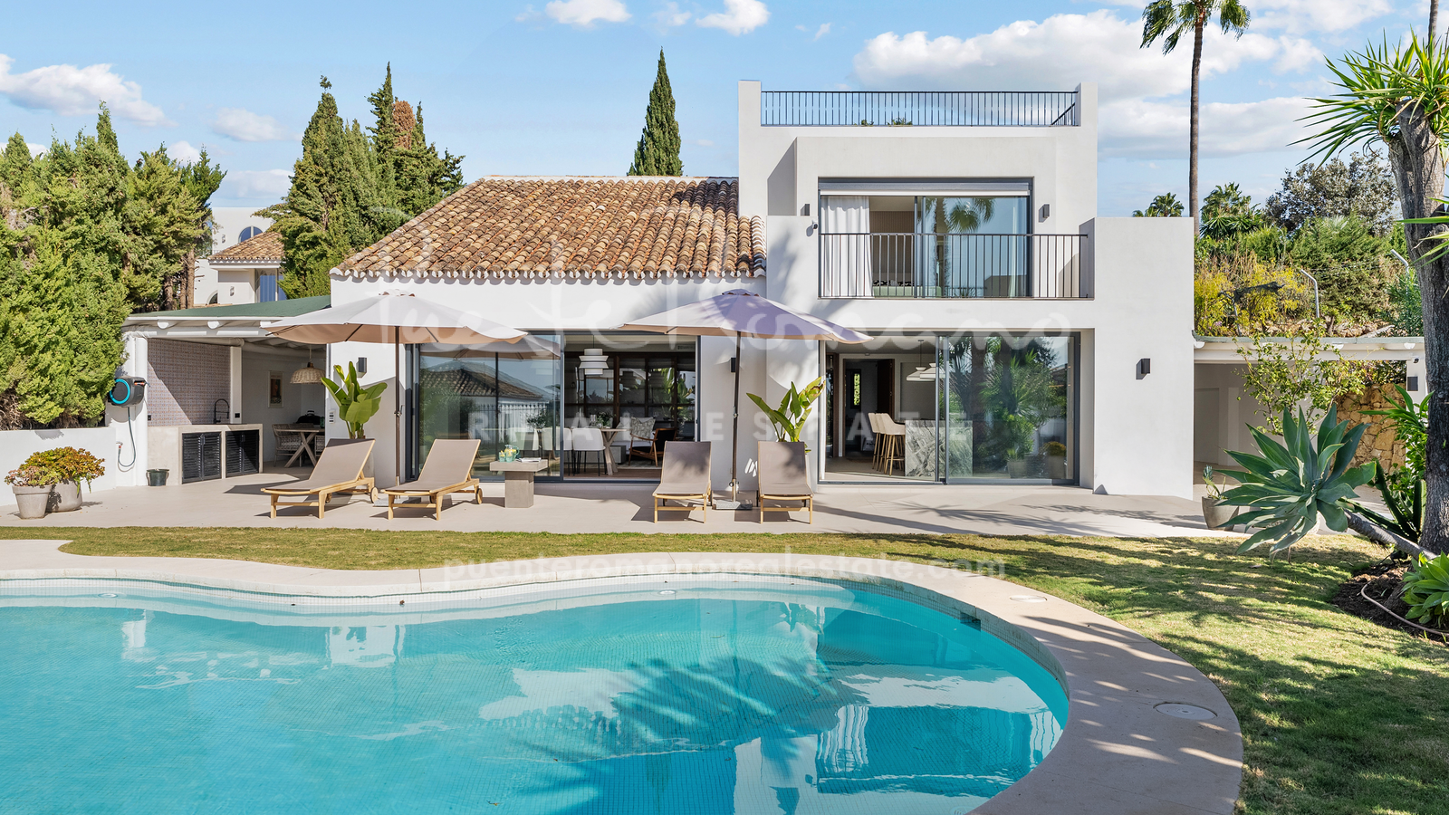 Una elegante villa de diseño nórdico a 300 metros del Club de Golf Los Naranjos