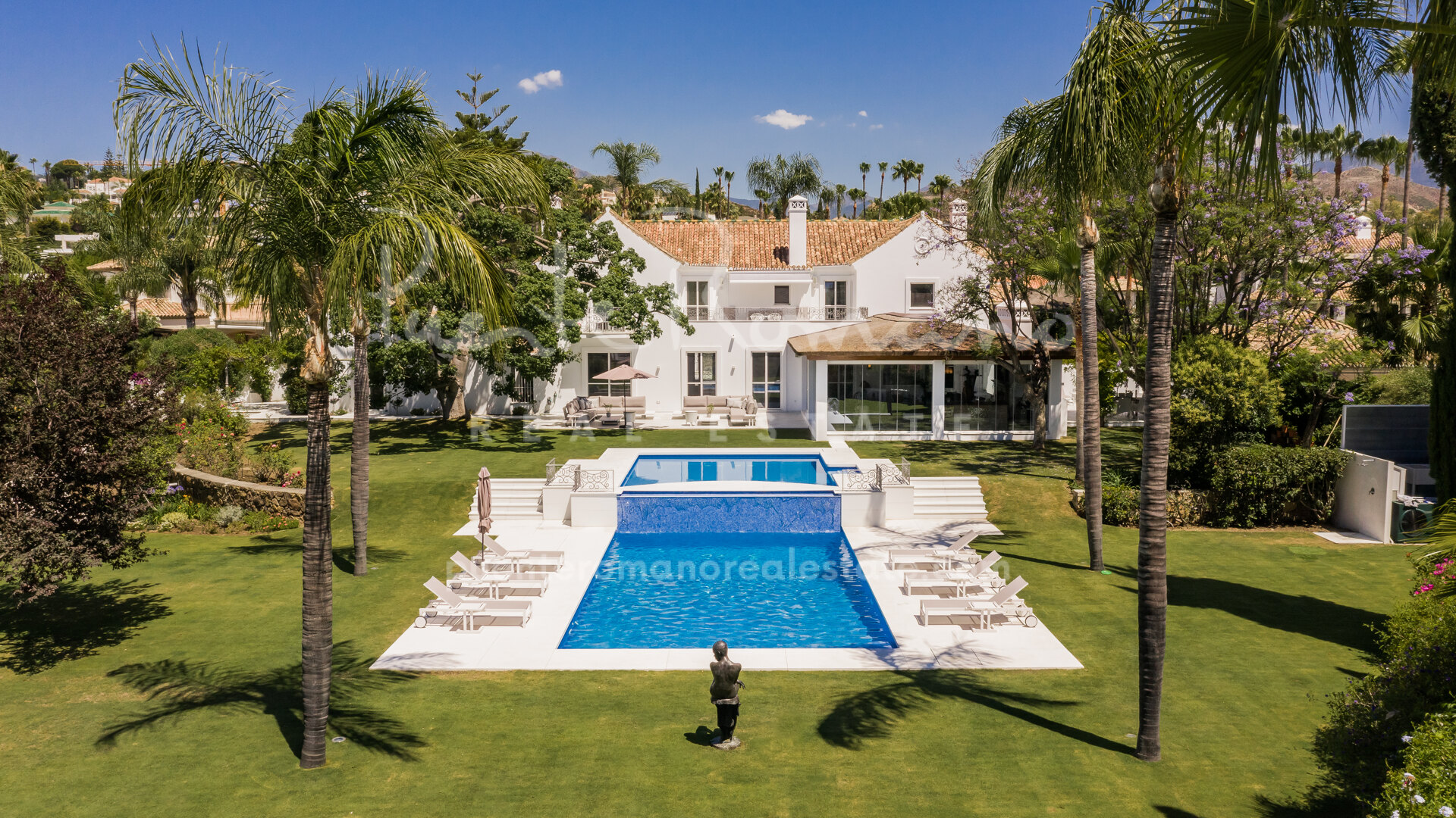 Luxury villa with pool, privacy, and direct golf access in La Cerquilla