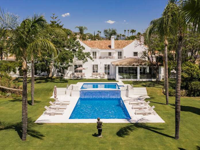 Luxury villa with pool, privacy, and direct golf access in La Cerquilla