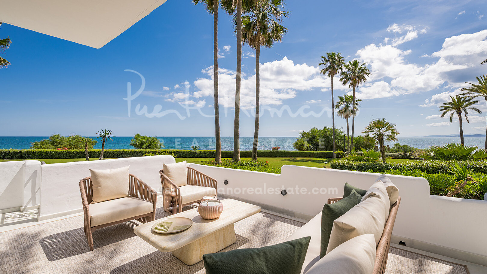 Turnkey apartment with sea views in prestigious Alcazaba Beach