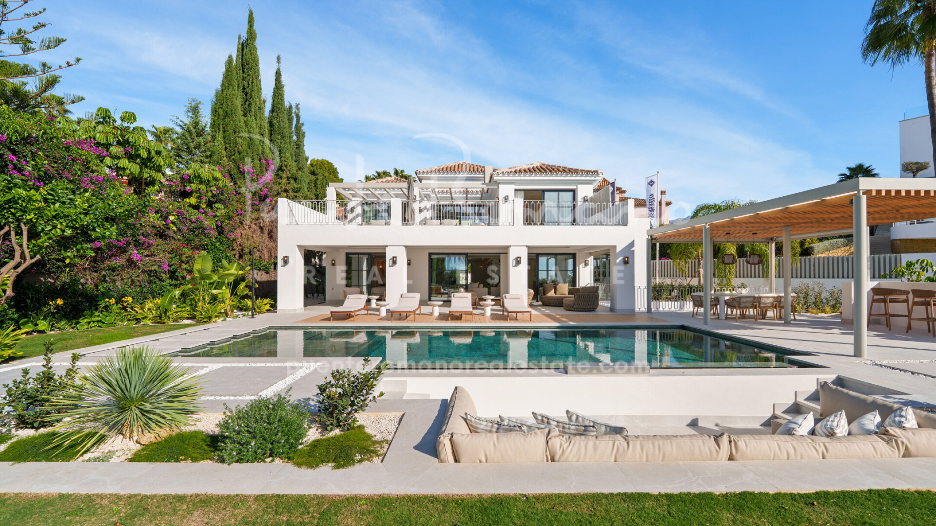 Contemporary 5-bedroom villa with sea views, spa level and private pool in La Quinta