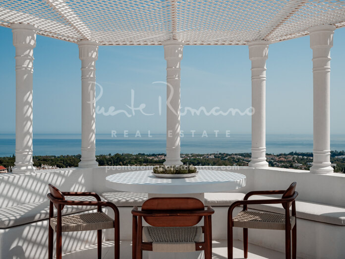 Exquisito ático dúplex con piscina infinita privada y vistas panorámicas al mar en Jardines Colgantes