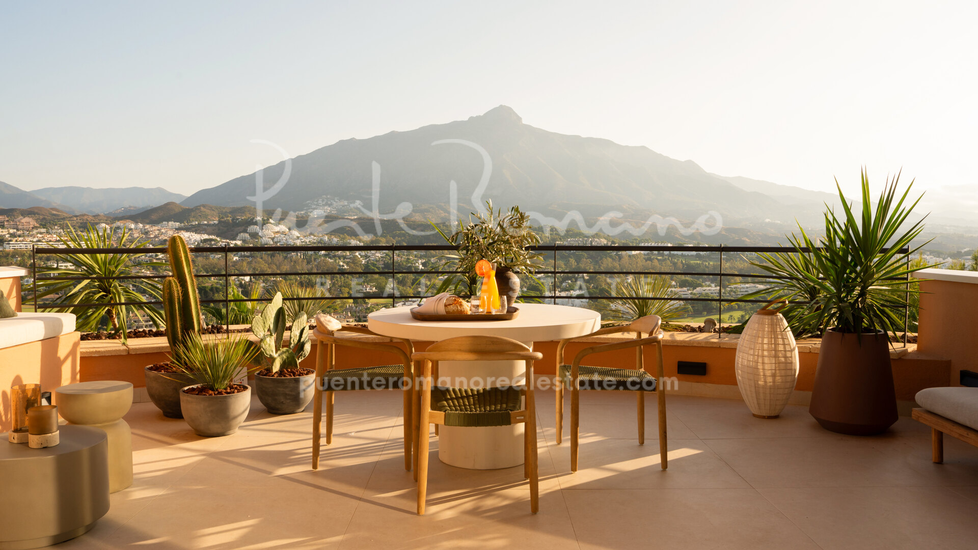 Luxurious penthouse in Magna Marbella with breath-taking roof-top terrace, panoramic sea and mountain views