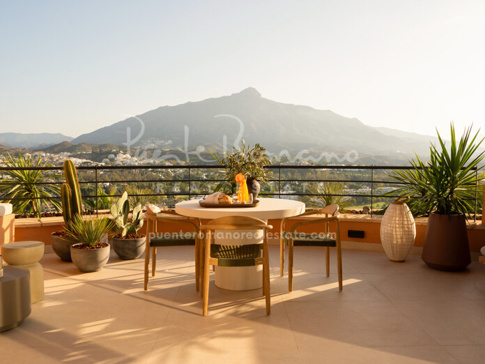 Ático de lujo en Magna Marbella con impresionante terraza en la azotea y vistas panorámicas al mar y la montaña
