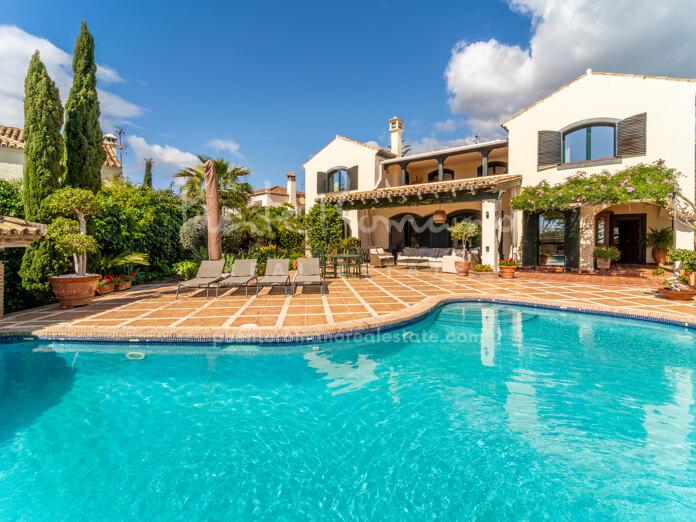 Preciosa villa de estilo mediterráneo con vistas al mar en Valdeolletas