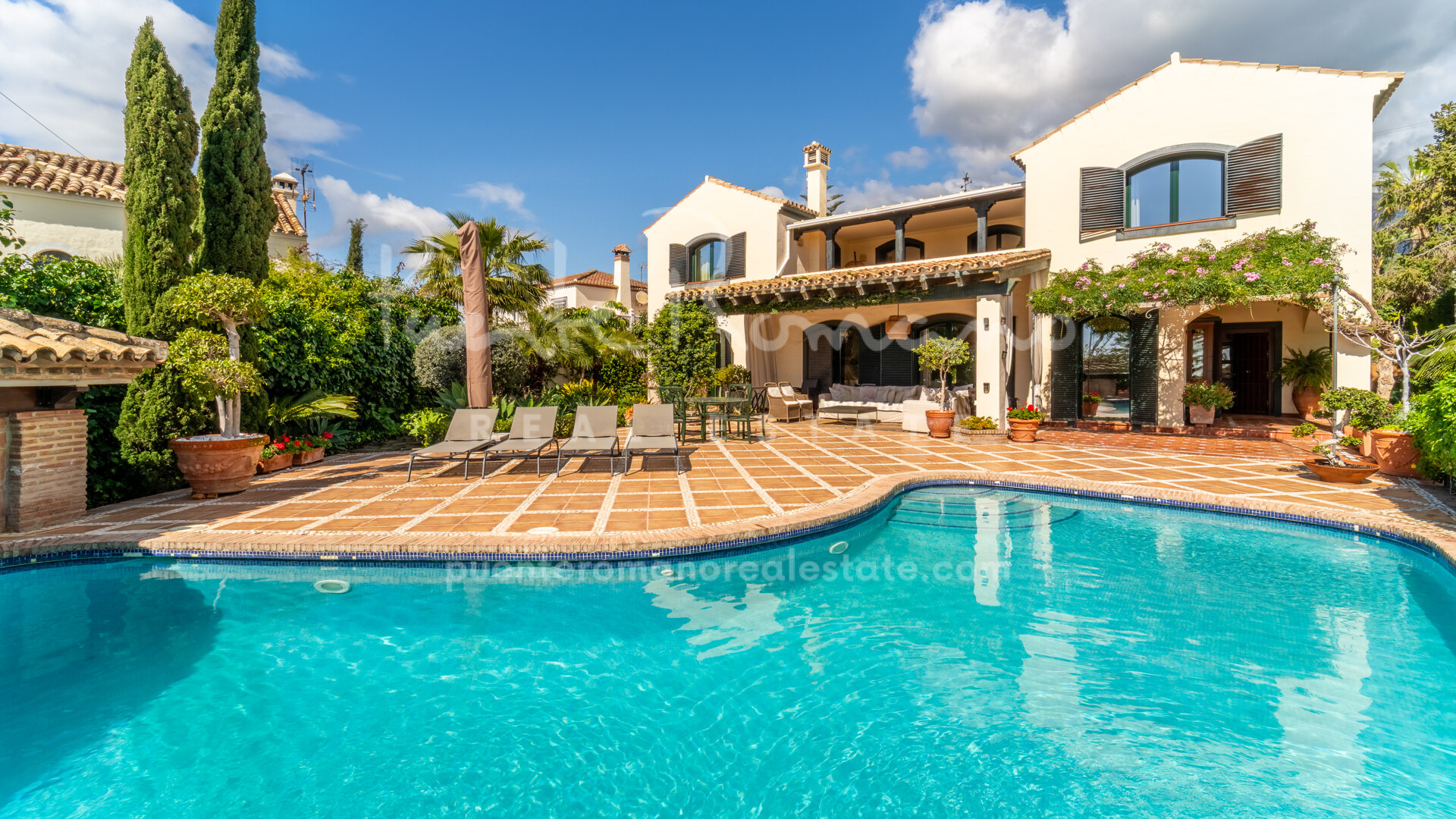 Preciosa villa de estilo mediterráneo con vistas al mar en Valdeolletas