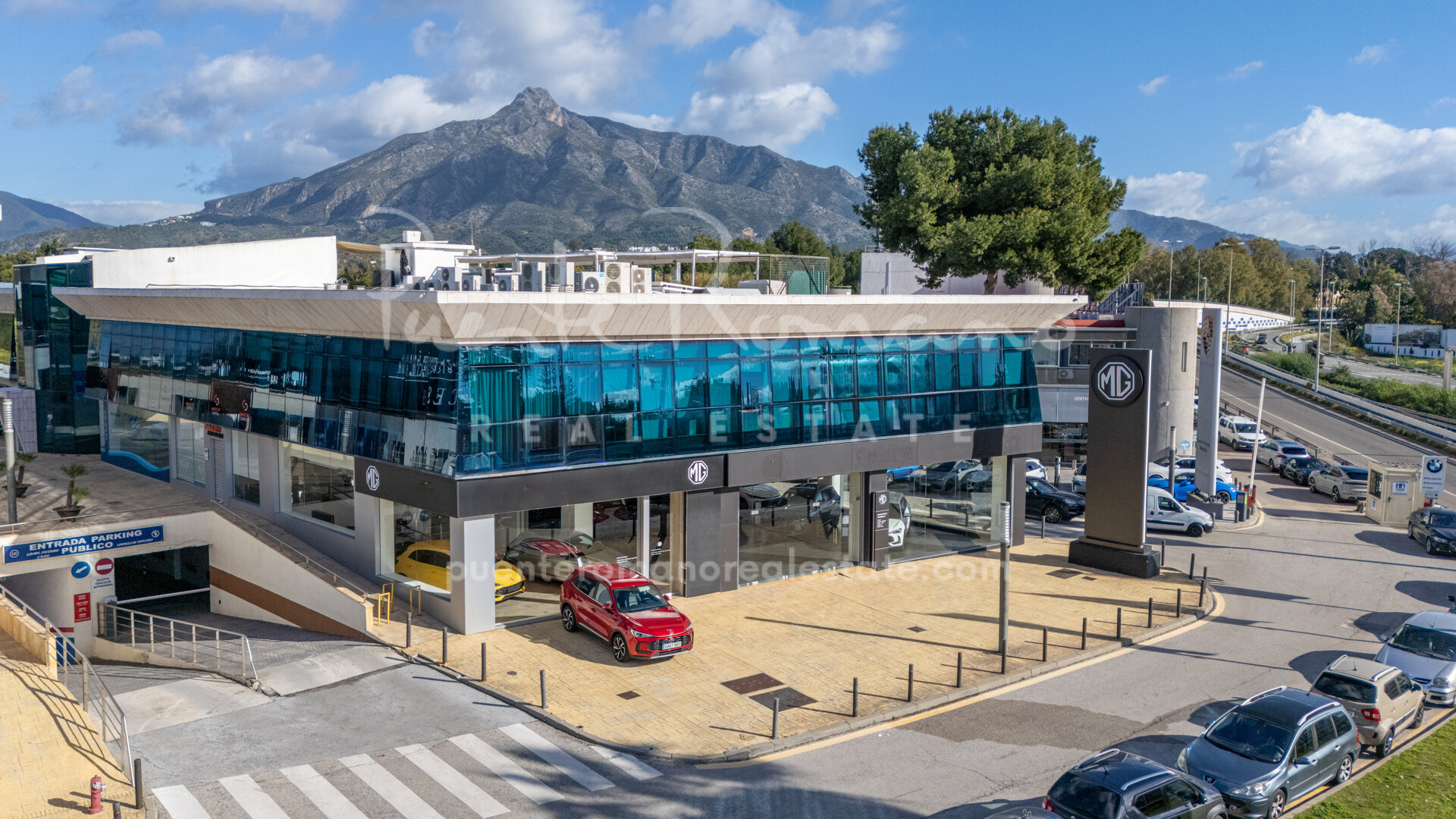 Excepcional local comercial en una ubicación estratégica y privilegiada en el Centro de Negocios Puerta de Banús