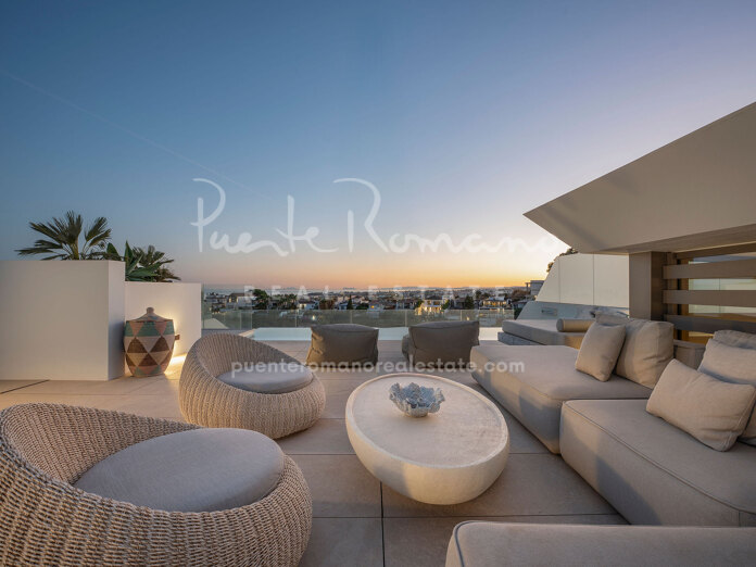Elegante vivienda contemporánea con piscina en la azotea y vistas panorámicas en Nueva Andalucía