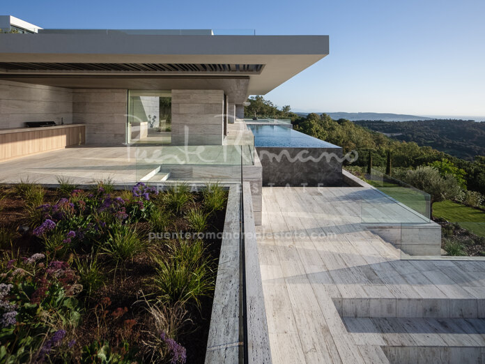 Impresionante obra maestra contemporánea en La Reserva de Sotogrande con vistas panorámicas al mar de 180° que quitan el aliento