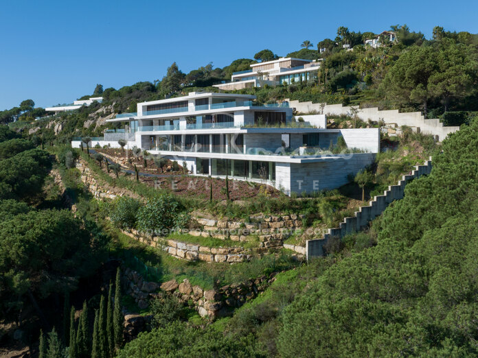 Impresionante obra maestra contemporánea en La Reserva de Sotogrande con vistas panorámicas al mar de 180° que quitan el aliento