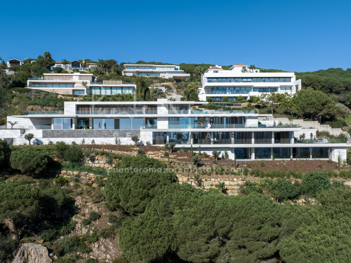 Impresionante obra maestra contemporánea en La Reserva de Sotogrande con vistas panorámicas al mar de 180° que quitan el aliento