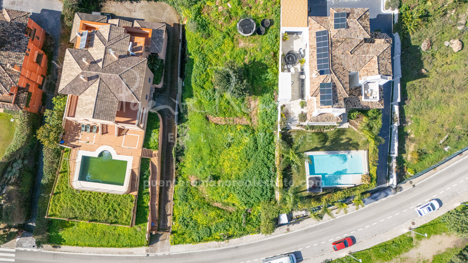Parcela con licencia y planos, lista para una villa moderna con vistas al mar y a la montaña en Xarblanca