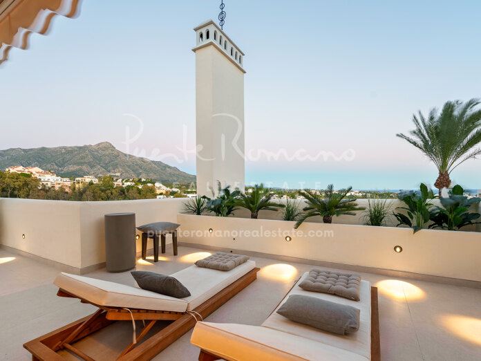 Ático dúplex elegante y moderno con impresionante terraza en Nueva Andalucía