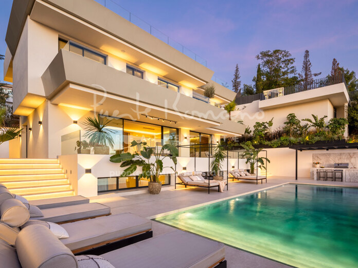 Exquisita villa nueva orientada al sur en Elviria, diseñada por un arquitecto de renombre