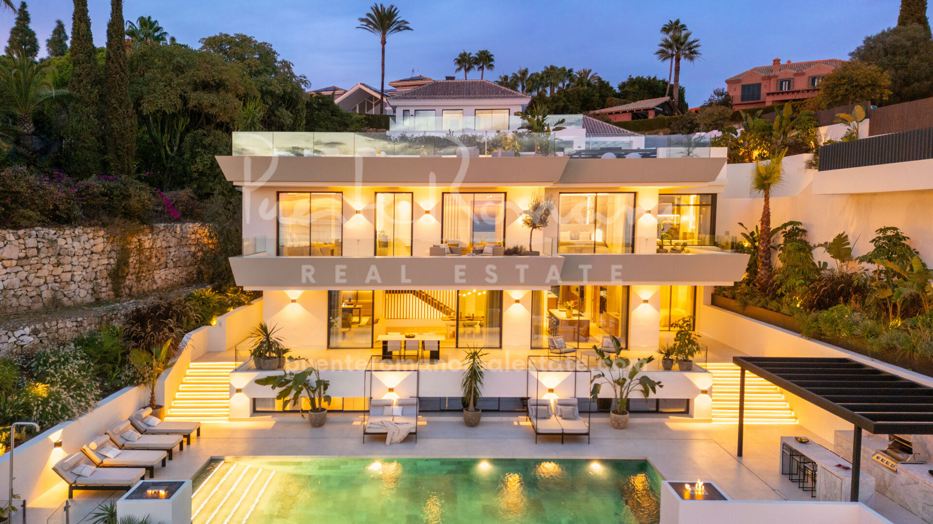 Exquisita villa nueva orientada al sur en Elviria, diseñada por un arquitecto de renombre