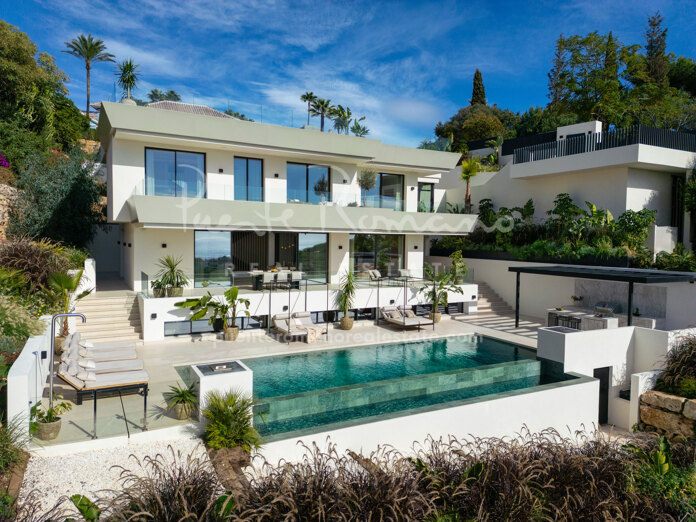 Exquisita villa nueva orientada al sur en Elviria, diseñada por un arquitecto de renombre