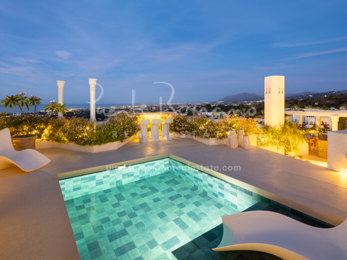Exquisito ático en el exclusivo Marbella Hill Club, que ofrece vistas panorámicas al mar Mediterráneo y a La Concha.