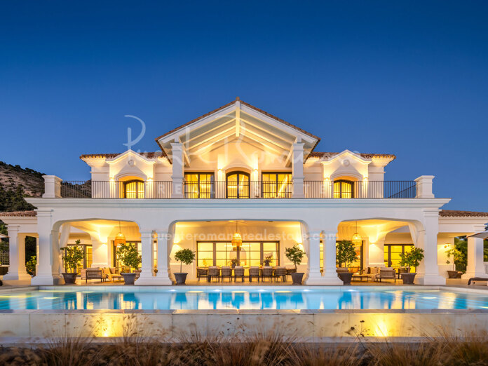 Stunning contemporary Andalusian-inspired mansion with breath-taking views in Benahavís