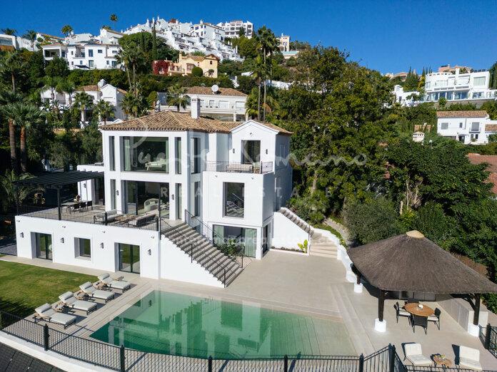 Luxury villa offering an exquisite fusion of contemporary elegance, bespoke craftsmanship, and breath-taking views in Los Arqueros