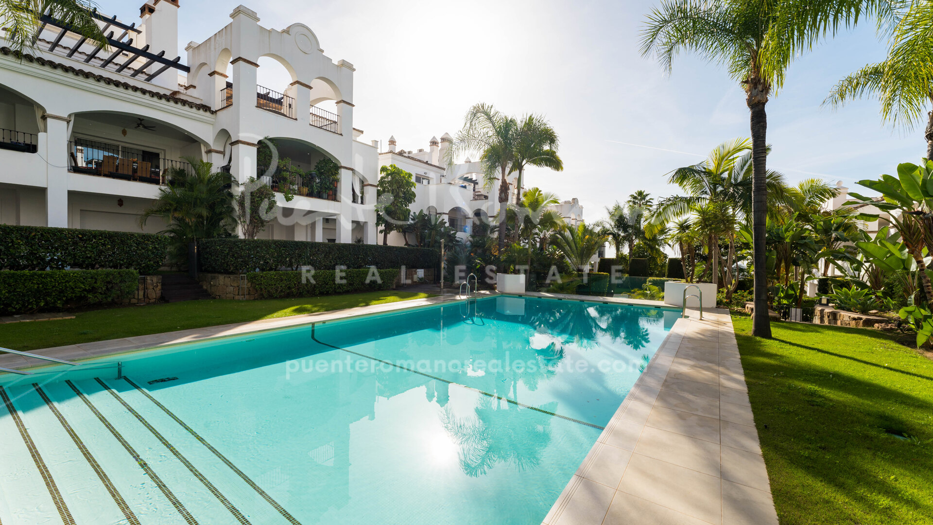 Sofisticado apartamento elevado en planta baja en Sierra Blanca, Milla de Oro