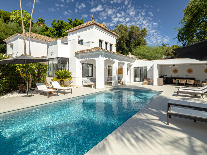 Excepcional villa de 5 dormitorios en El Paraíso Alto, Benahavís, con elegancia y encanto