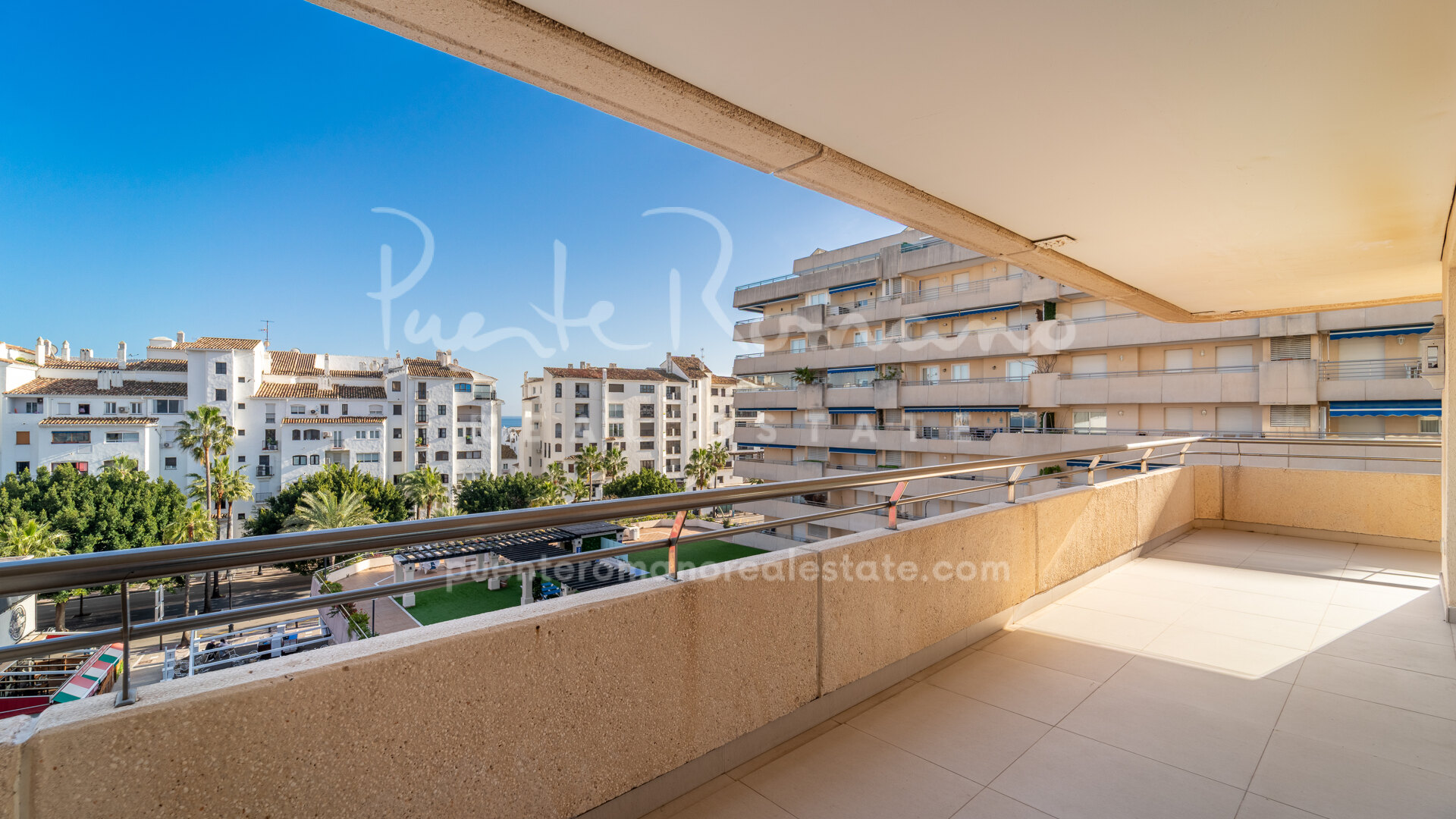 Bright 3-bedroom apartment in Marina Banús, in the heart of Puerto Banús