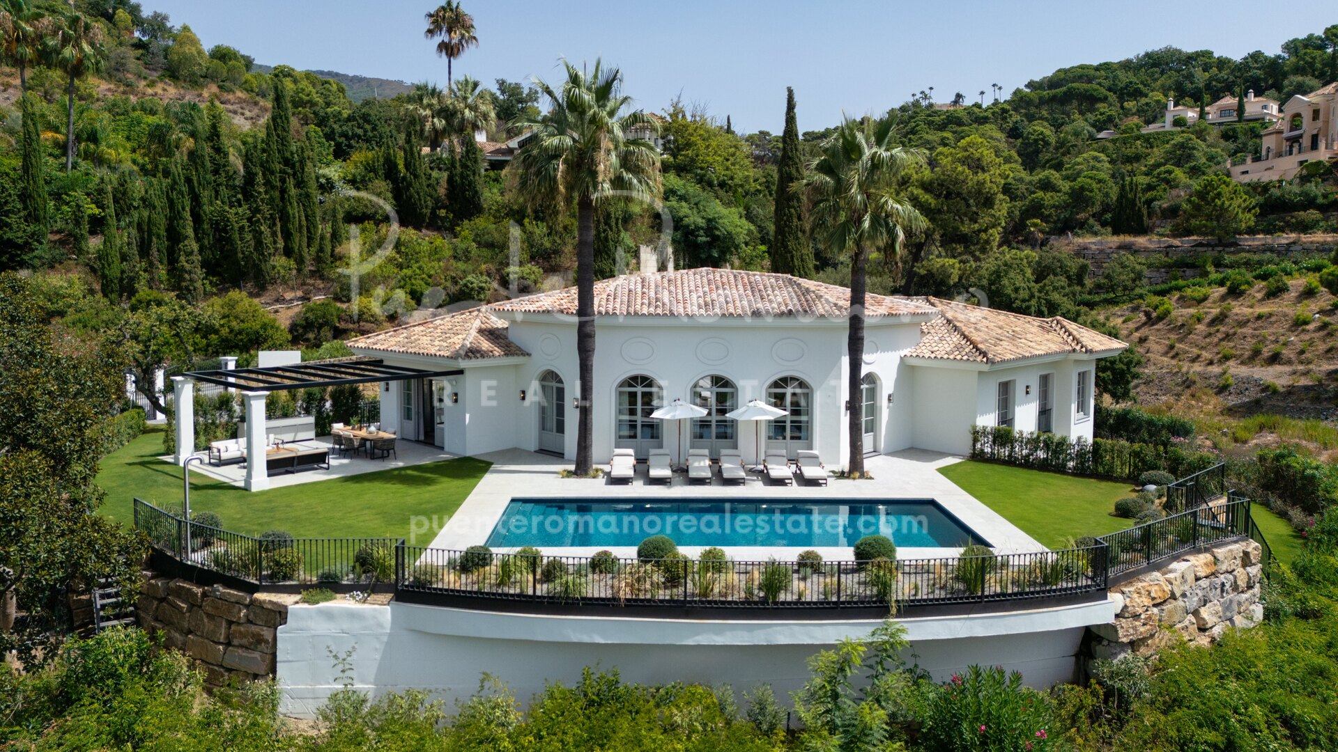 Villa de lujo a estrenar con precios vistas a las montañas dentro de La Zagaleta