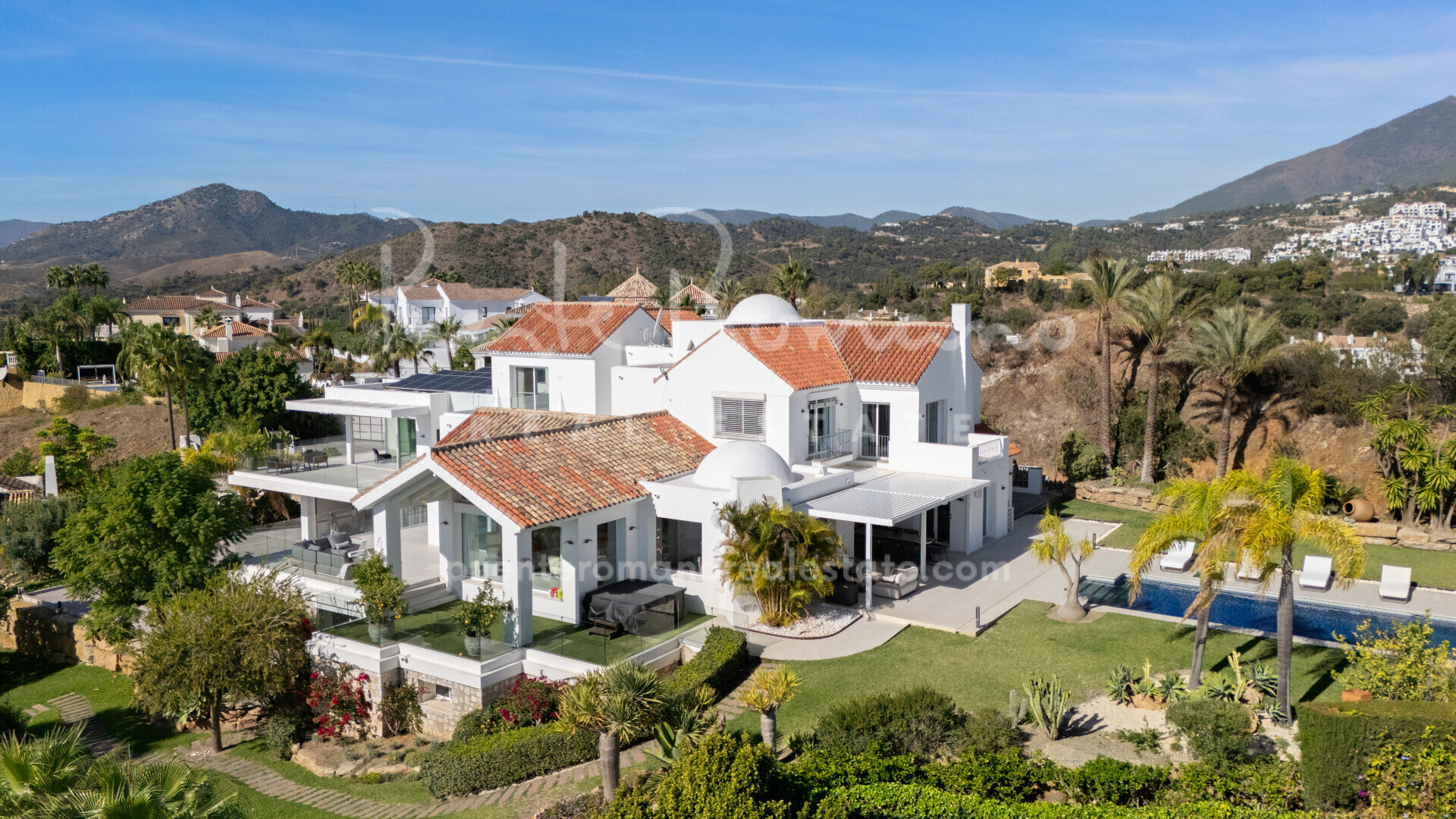 Villa refinada orientada al sur con vistas panorámicas al mar y a la montaña en Puerto del Almendro, Benahavís