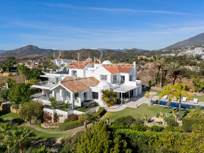 Villa refinada orientada al sur con vistas panorámicas al mar y a la montaña en Puerto del Almendro, Benahavís