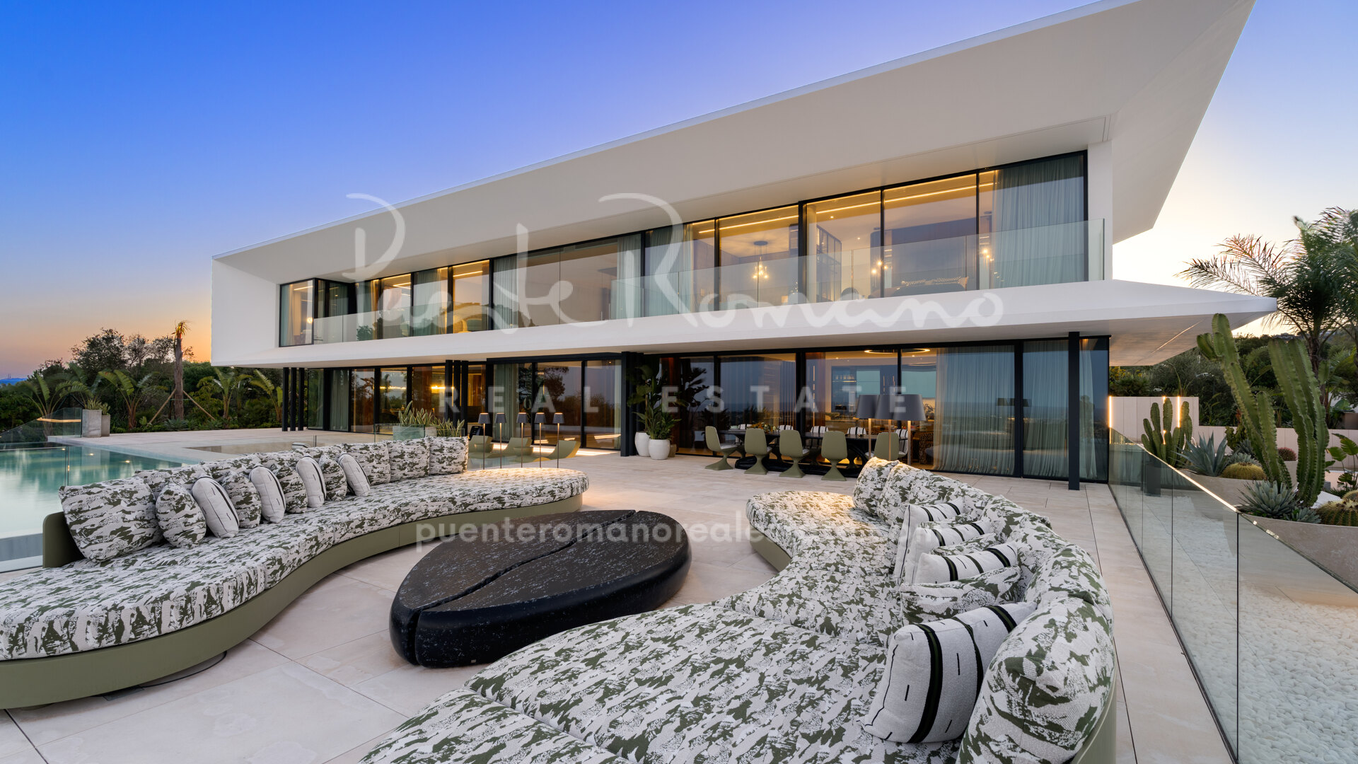 Villa contemporánea de lujo con vistas panorámicas al golf y al mar en La Reserva de Sotogrande