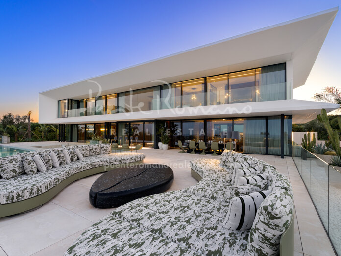Villa contemporánea de lujo con vistas panorámicas al golf y al mar en La Reserva de Sotogrande