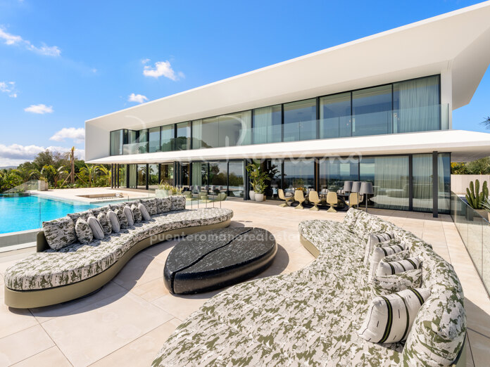 Villa contemporánea de lujo con vistas panorámicas al golf y al mar en La Reserva de Sotogrande