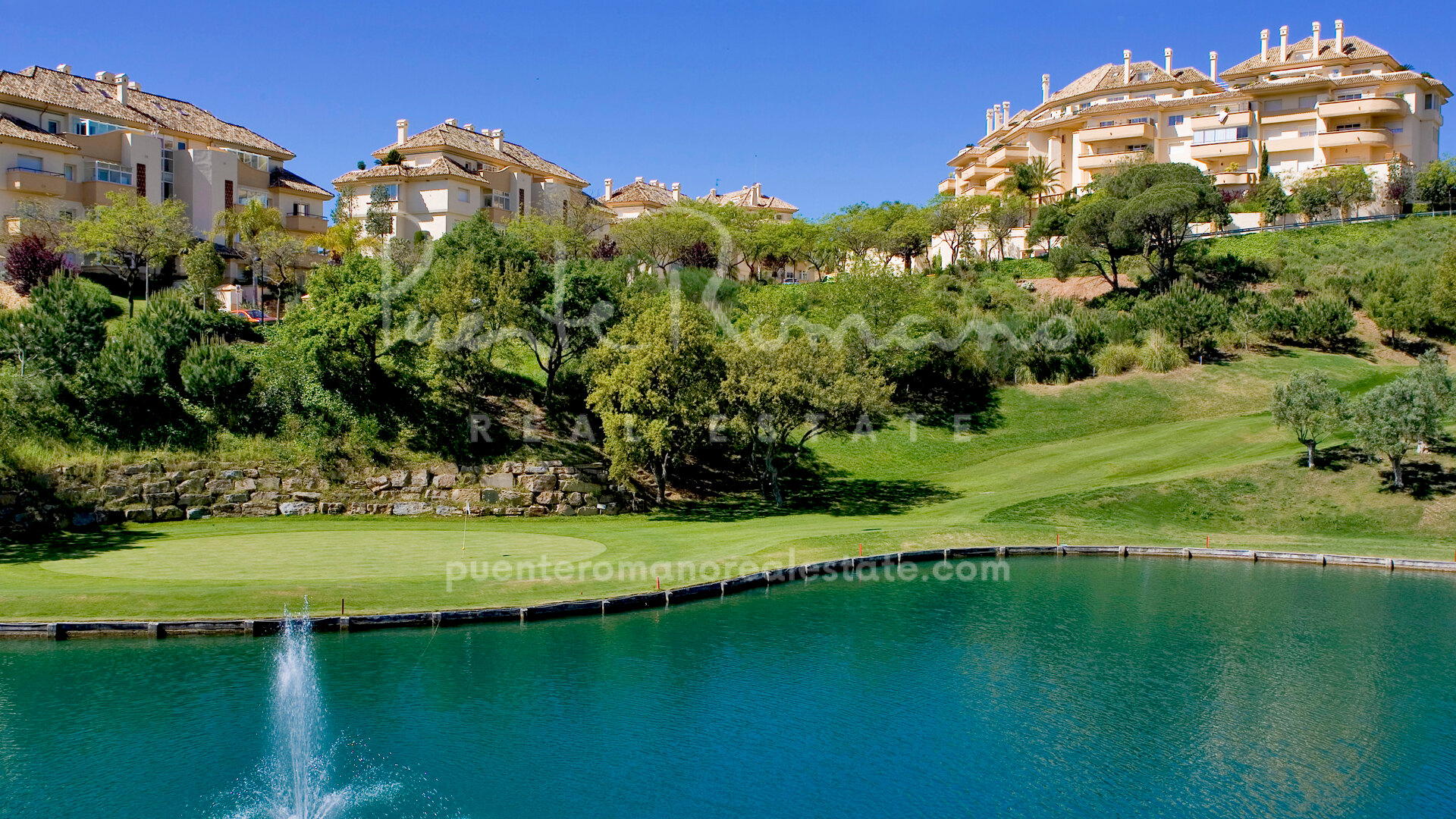 Ático exclusivo con vistas panorámicas al mar, al golf y al lago en Elviria Hills