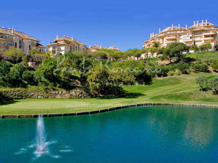 Ático exclusivo con vistas panorámicas al mar, al golf y al lago en Elviria Hills
